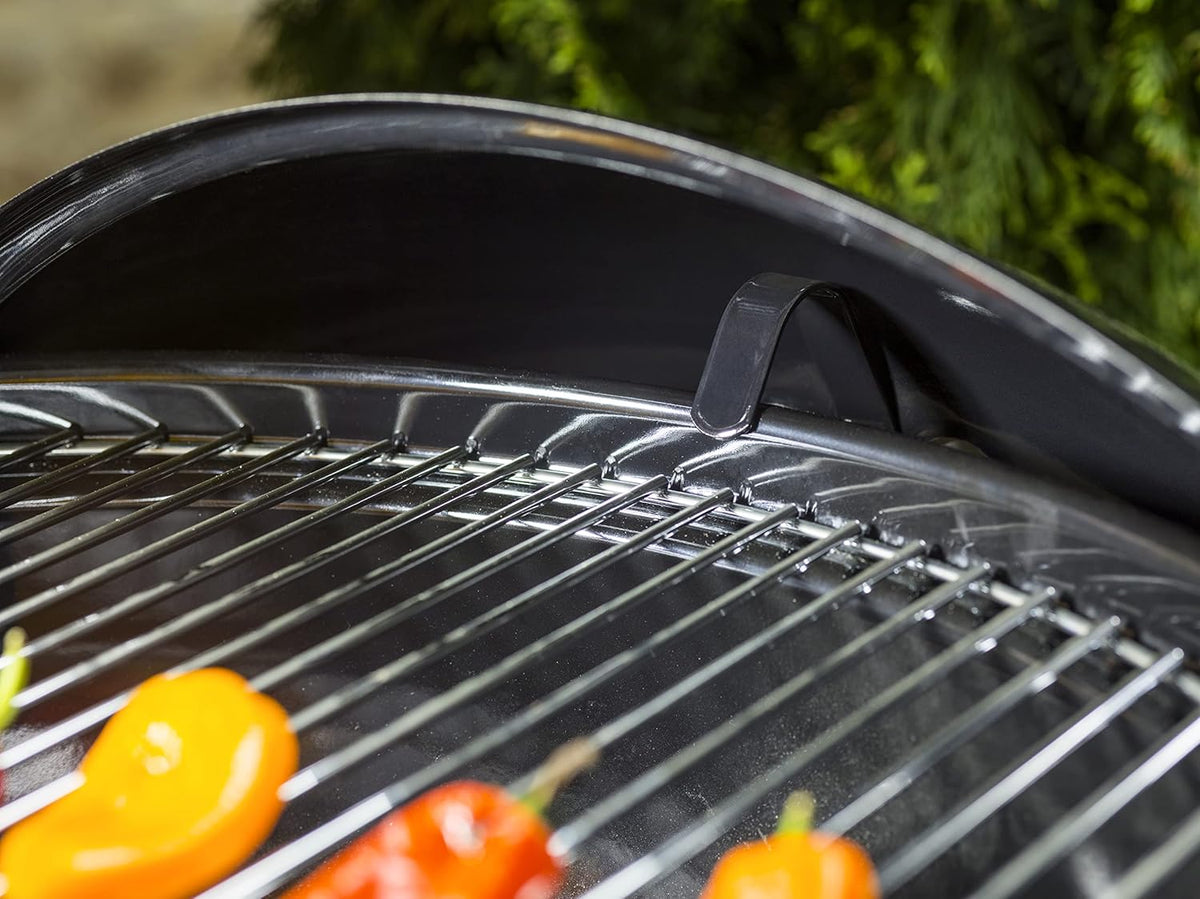 Weber Classic Kettle barbecue au charbon de bois, surface de cuisson ? 57cm, barbecue avec couvercle et cuve en acier emaillé, thermomètre intégré au couvercle, trépied et roues - Noir (1341504)