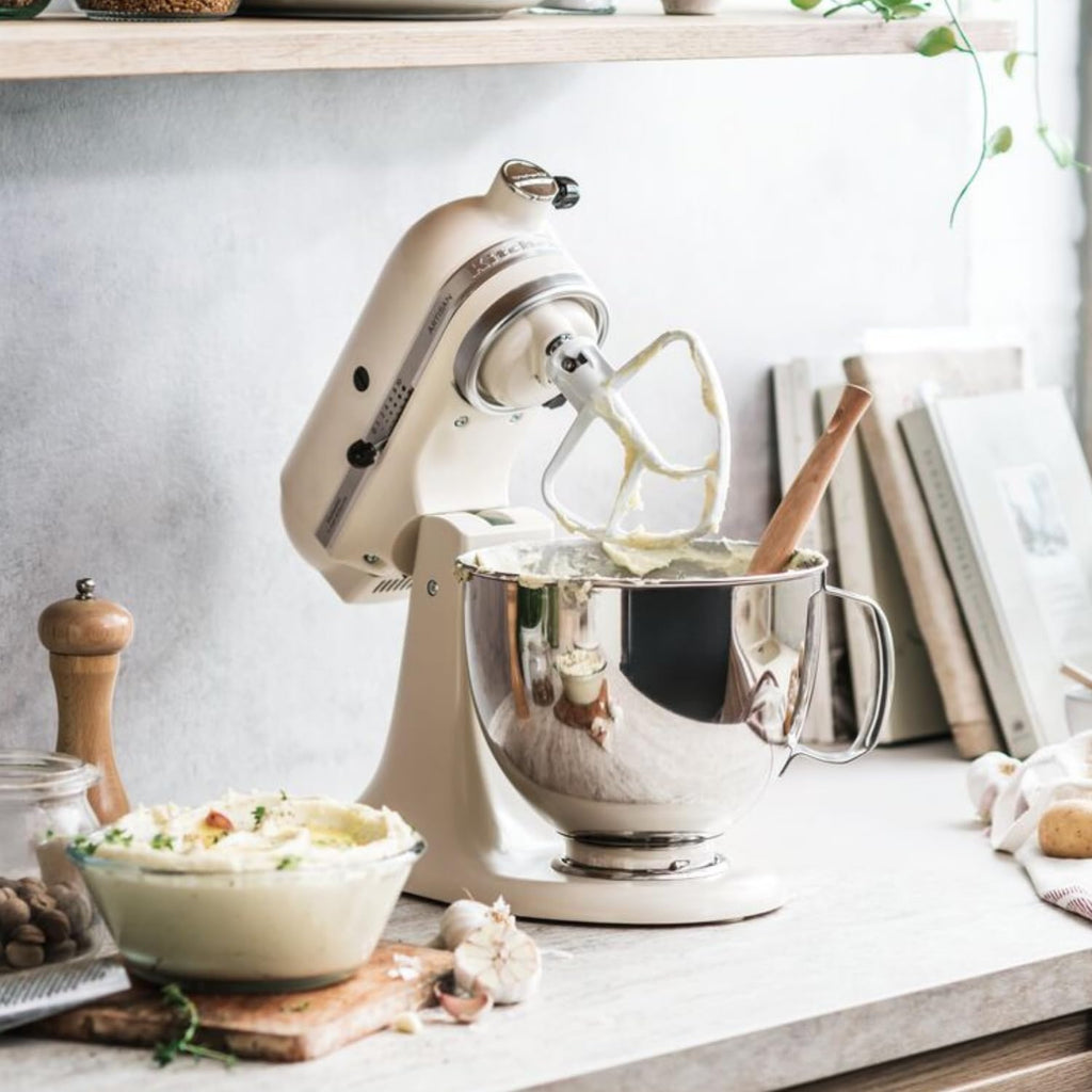 KitchenAid Robot Patissier I Artisan I Robot cuisine multifonctions à tête inclinable I Avec 4 accessoires I Bol de 4,8L | Crème