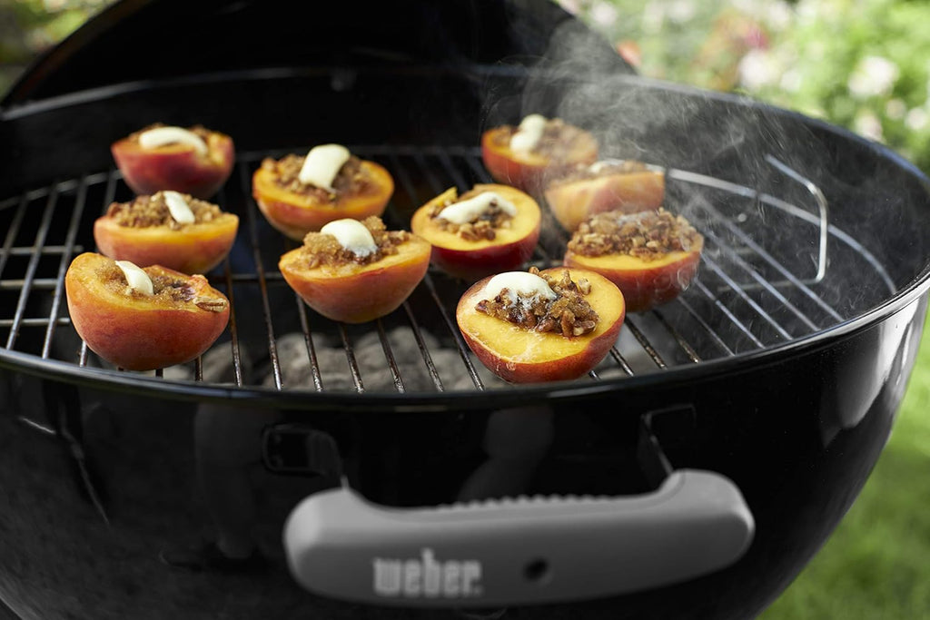 Weber Classic Kettle barbecue au charbon de bois, surface de cuisson ? 57cm, barbecue avec couvercle et cuve en acier emaillé, thermomètre intégré au couvercle, trépied et roues - Noir (1341504)