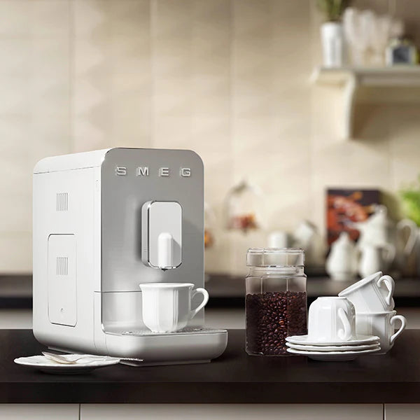 Machine à café avec broyeur intégré 7L 1350W BCC11WHMEU Smeg