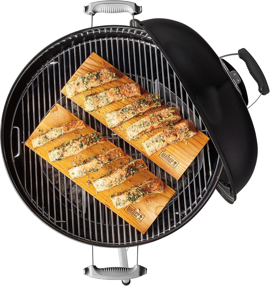 Weber Classic Kettle barbecue au charbon de bois, surface de cuisson ? 57cm, barbecue avec couvercle et cuve en acier emaillé, thermomètre intégré au couvercle, trépied et roues - Noir (1341504)