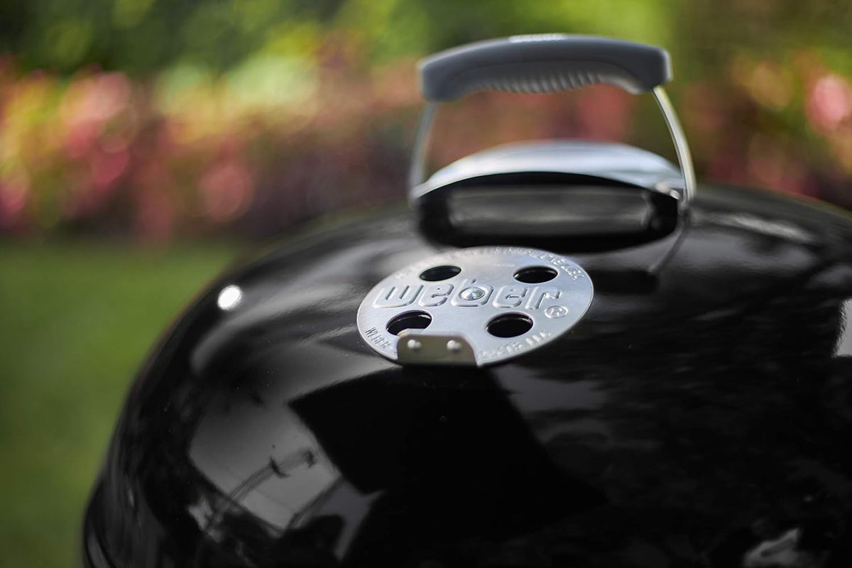 Weber Classic Kettle barbecue au charbon de bois, surface de cuisson ? 57cm, barbecue avec couvercle et cuve en acier emaillé, thermomètre intégré au couvercle, trépied et roues - Noir (1341504)