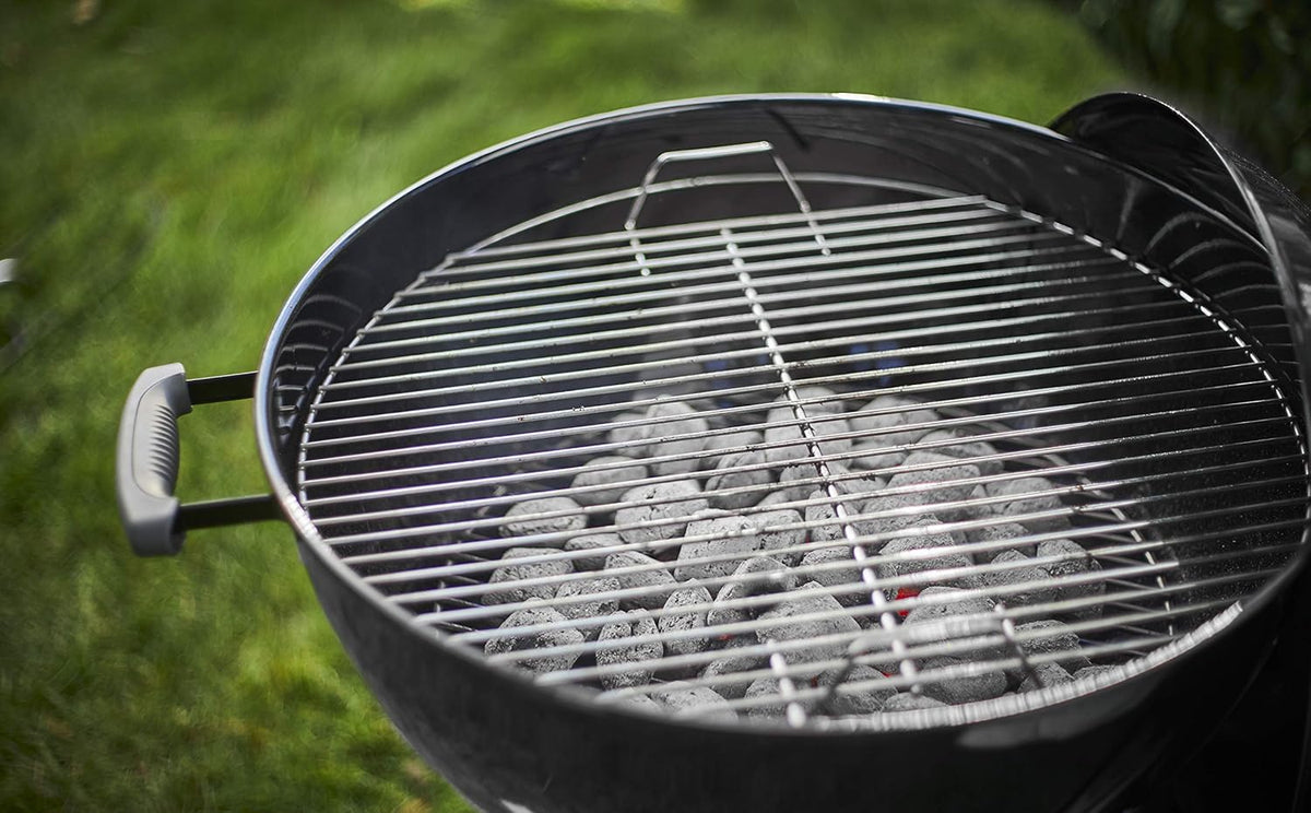 Weber Classic Kettle barbecue au charbon de bois, surface de cuisson ? 57cm, barbecue avec couvercle et cuve en acier emaillé, thermomètre intégré au couvercle, trépied et roues - Noir (1341504)